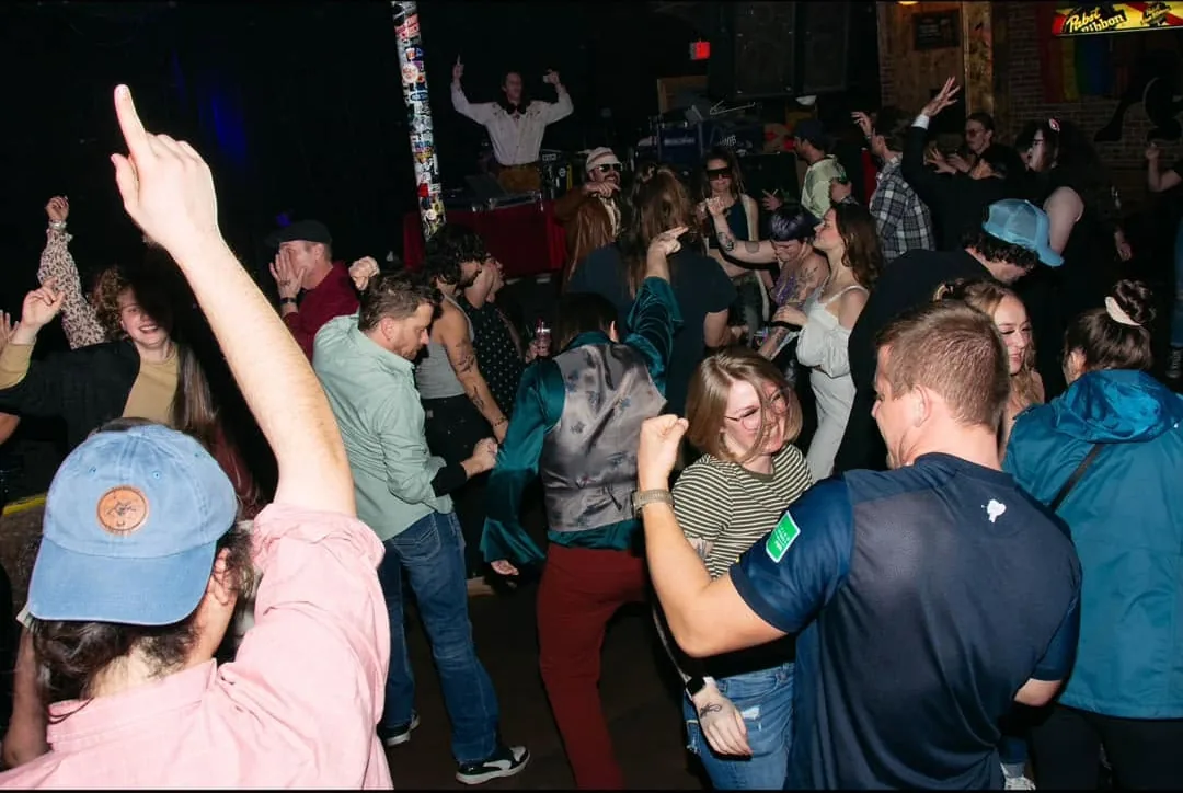 The floor filling up early in the night